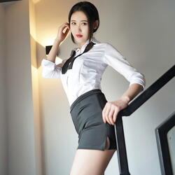 王婉悠Queen性感紫色情趣服饰配超薄黑丝秀丰腴身材绝美写真56P